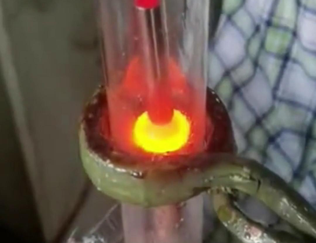 通過手持式高頻加熱機在氮氣保護(hù)下焊接銅管，可以獲得高質(zhì)量的焊縫，提高產(chǎn)品的性能和可靠性