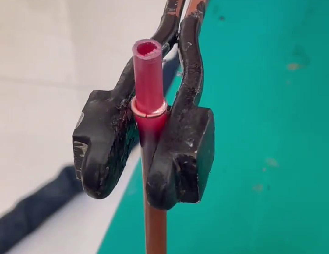 散熱器銅管對接焊用手持式高頻機，只要三秒就可以焊接完成，看一看效果如何