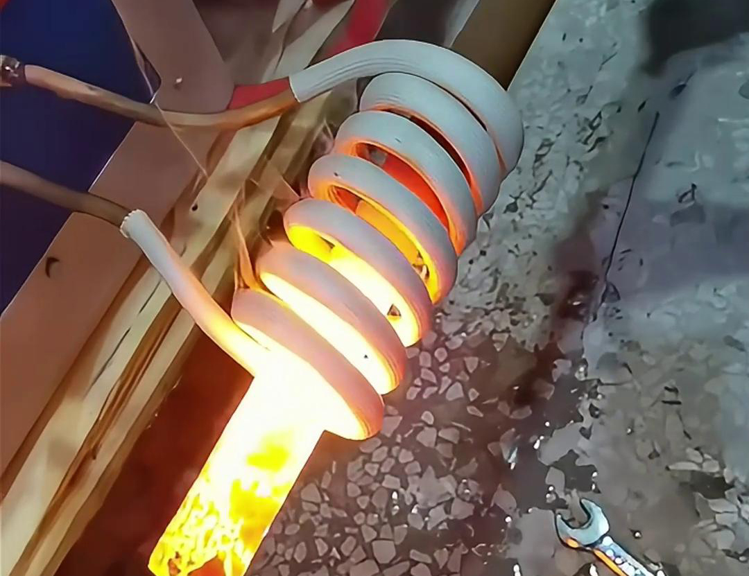 鐵棒的高頻加熱具有效率高、速度快、操作簡單等優(yōu)點，廣泛應(yīng)用于金屬材料加工