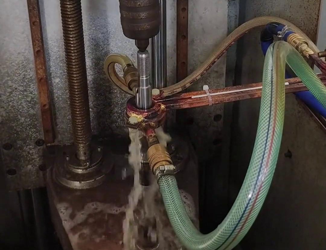 高頻淬火機(jī)床可以根據(jù)電機(jī)軸尺寸和淬火要求，實(shí)現(xiàn)自動化操作淬火